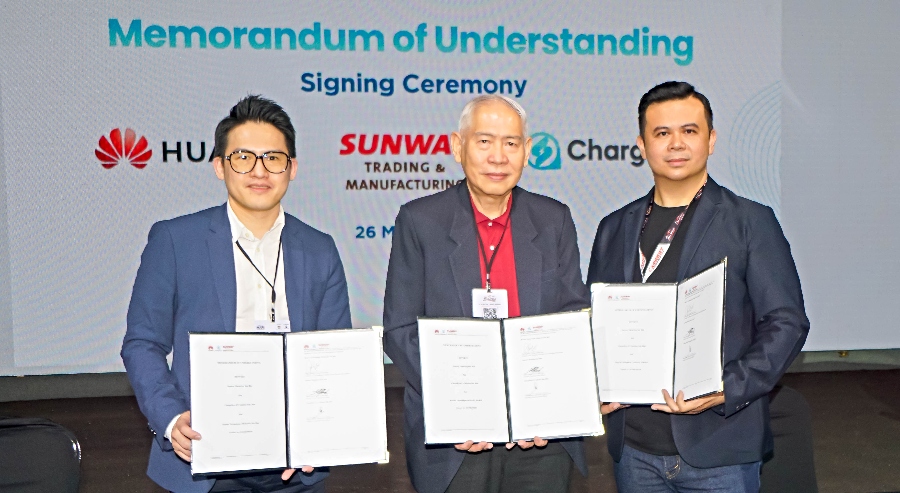 Left to Right: Huawei Malaysia vice president of Digital Power Business Department, Chong Chern Peng, Sunway Trading and Manufacturing CEO, Yeoh Yuen Chee and ChargeSini CEO and founder James Goh